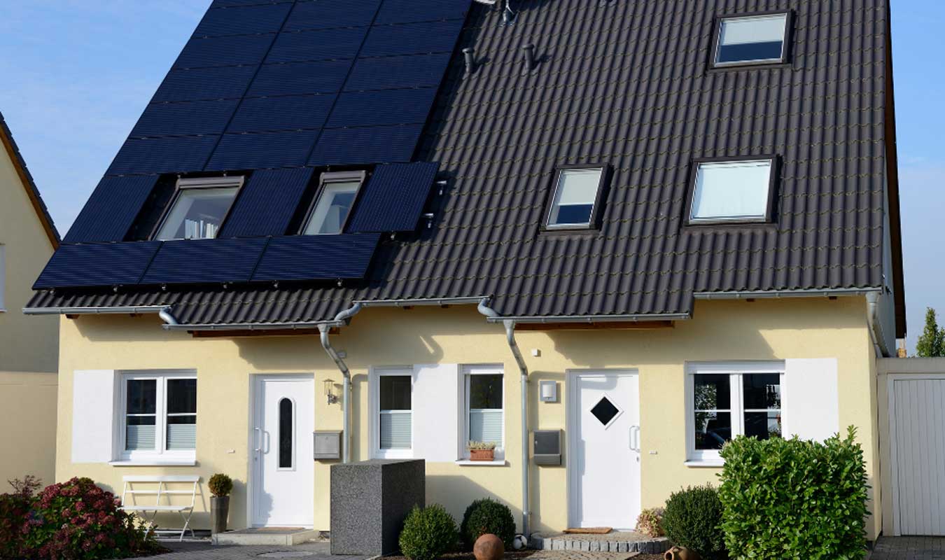 Doppelhaushälften mit Solaranlage auf der linken Dachhälfte