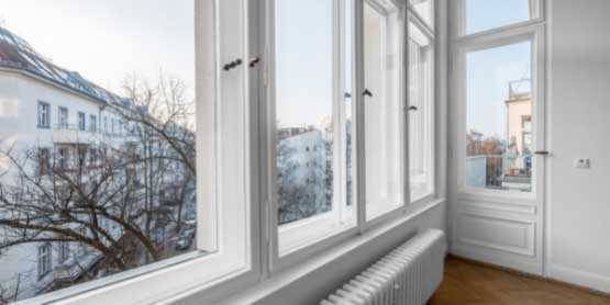 Fenster in einem Haus mit Ausblick auf umliegende Häuser und Straßen