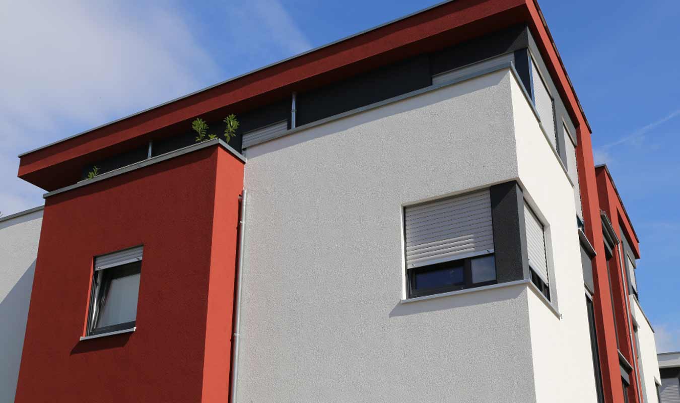 Moderner Fassadenanstrich in Rot und Weiß