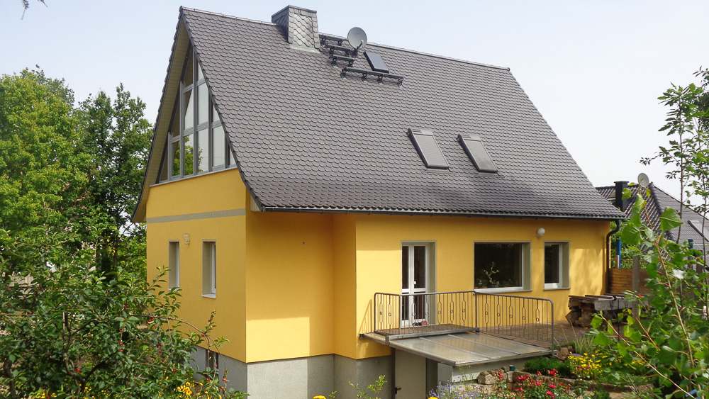 Einfamilienhaus gelb nach Fassadenanstrich