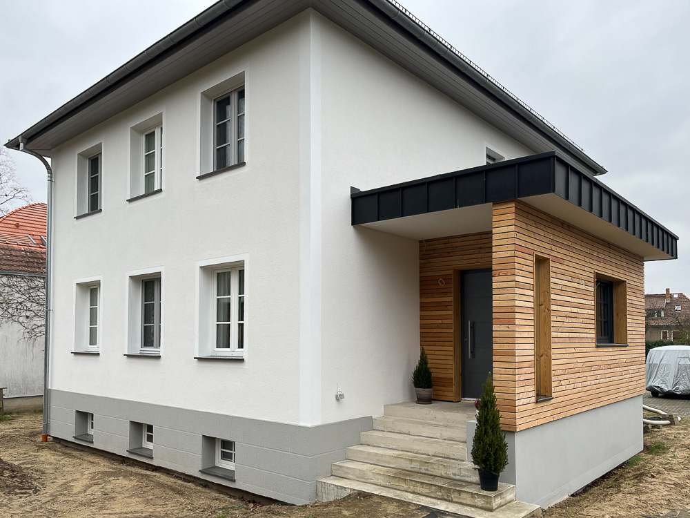 Modernes Haus mit Holzverkleidung