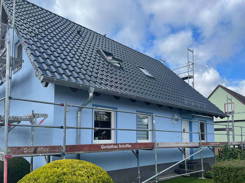 Fassadenanstrich blau mit Gerüst